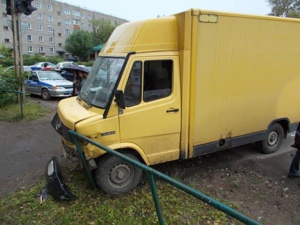 В Котельниче фургон «Мерседес» врезался во встречный ВАЗ