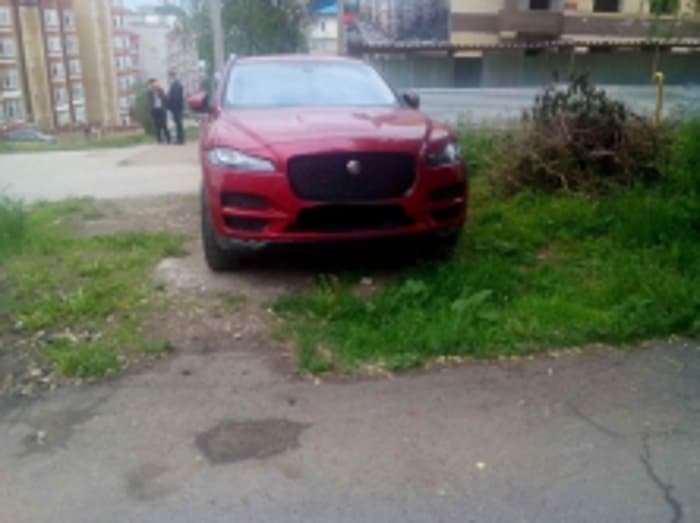 У кировчанки отобрали "Ягуар" за долги