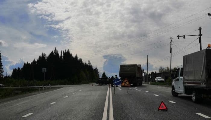 В Омутнинском районе пьяный водитель на «Ладе» врезался в грузовик