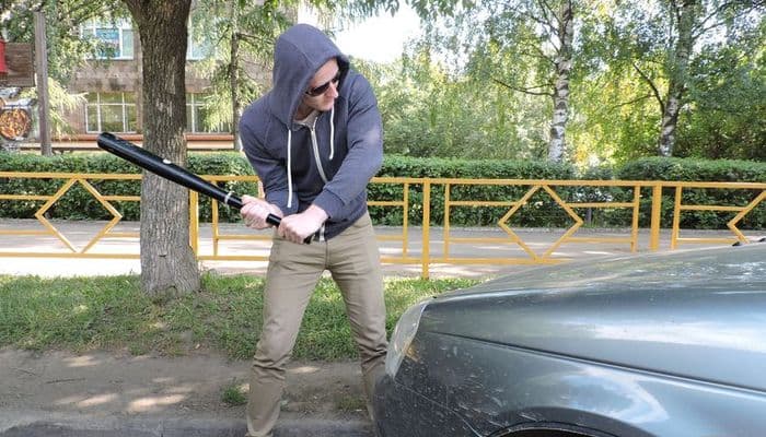 Мужчина обиделся на то, что его подрезали на дороге, проблему “решил” с помощью биты