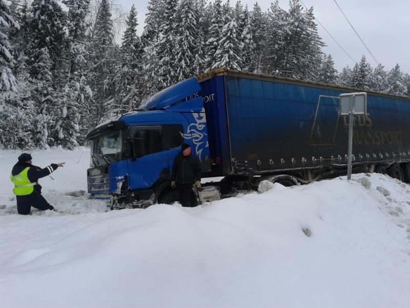 19-летний пассажир пострадал при столкновении ВАЗа и грузовика Scania