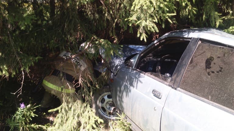 Два человека на ВАЗе съехали с дороги и перевернулись