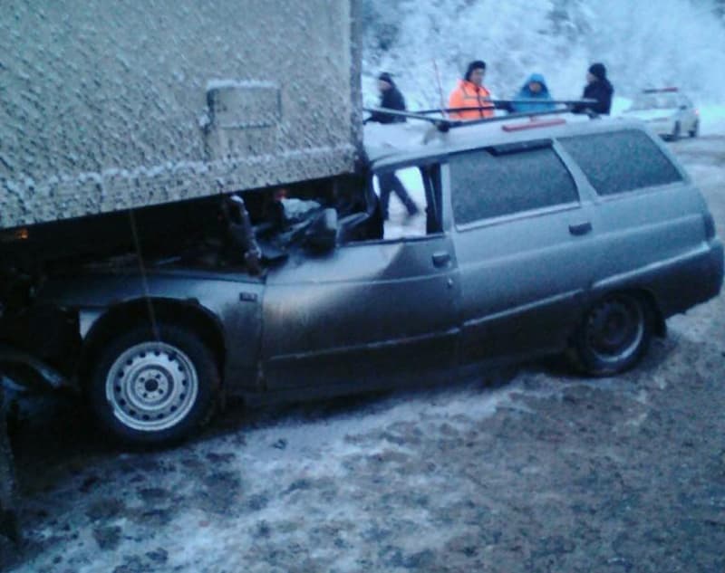 ВАЗ с двумя людьми заскочил на трассе под стоящую фуру