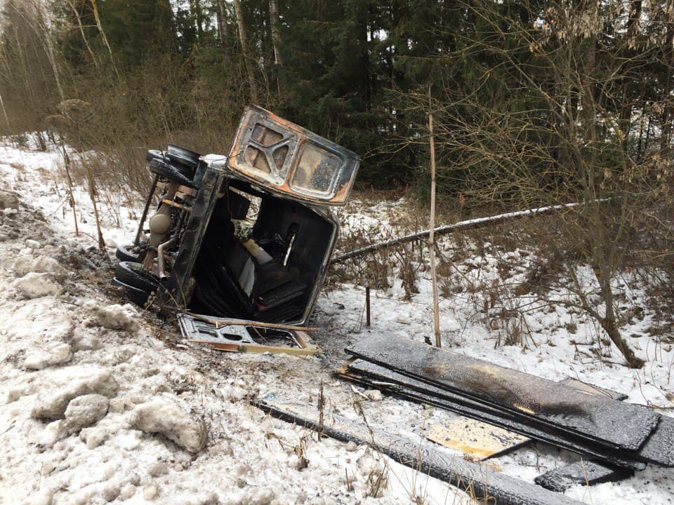 На трассе Киров - Зуевка фургон сгорел после столкновения с Kia