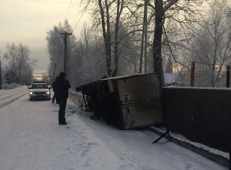 В Мурашах ГАЗ упал на забор