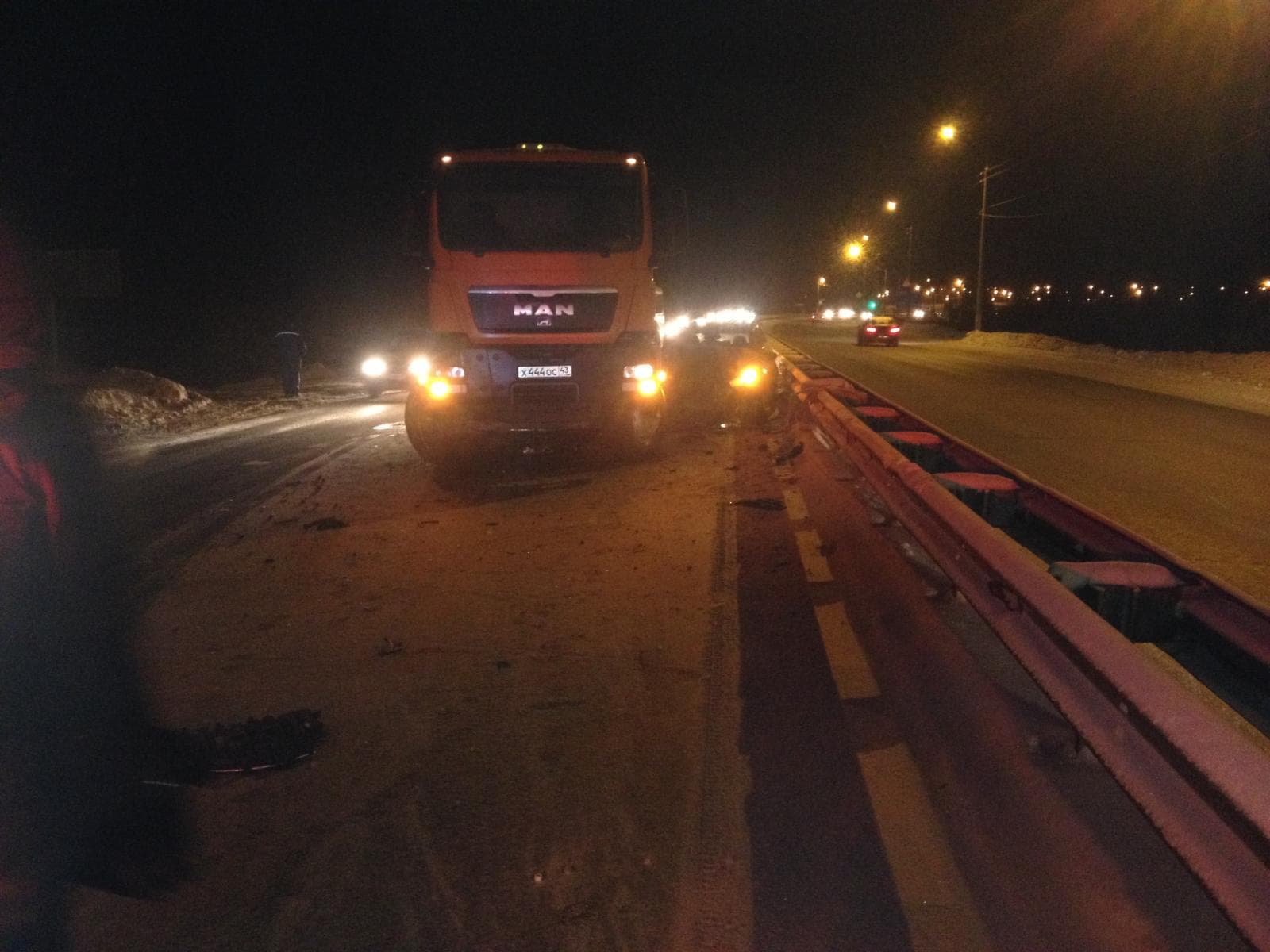 В Кирове Kia Ceed оказался зажат между грузовиком и ограждением