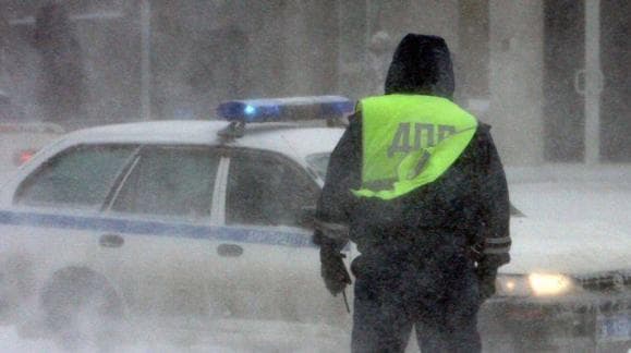 Инспекторы ДПС спасли замерзающего на трассе водителя