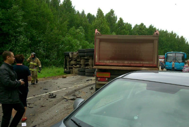 ДТП на трассе «Киров-Советск»: перевернутый грузовик и легковушка «всмятку»