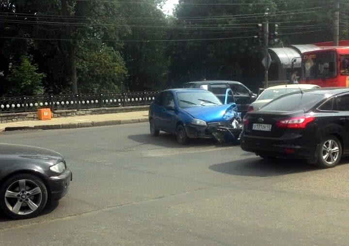 У «Октября» Kalina въехала в Volkswagen