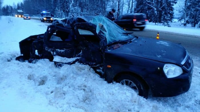 В Сунском районе “Приора” столкнулась с грузовиком: два человека погибли