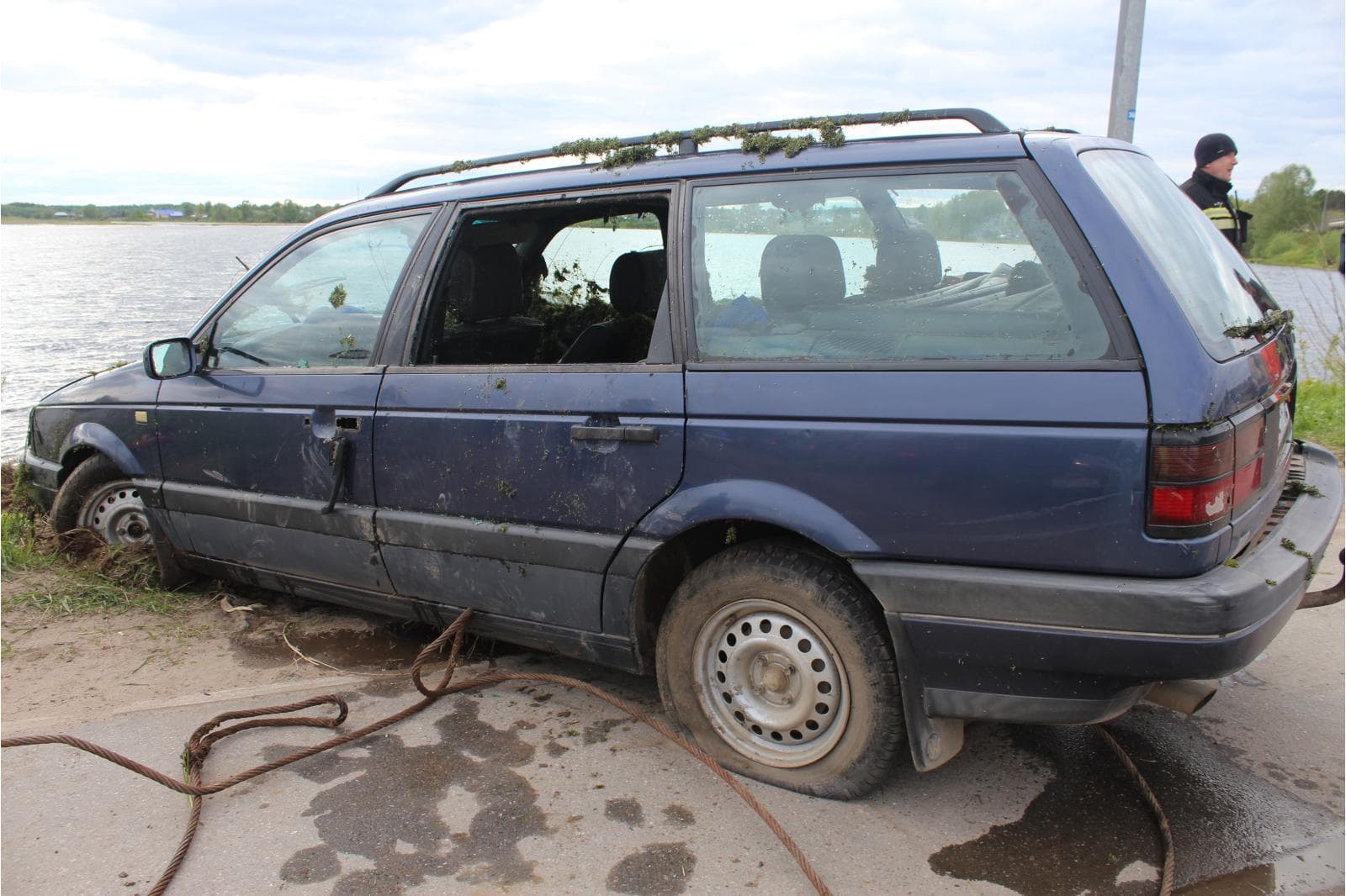 Женщина утонула, съехав на машине в пруд