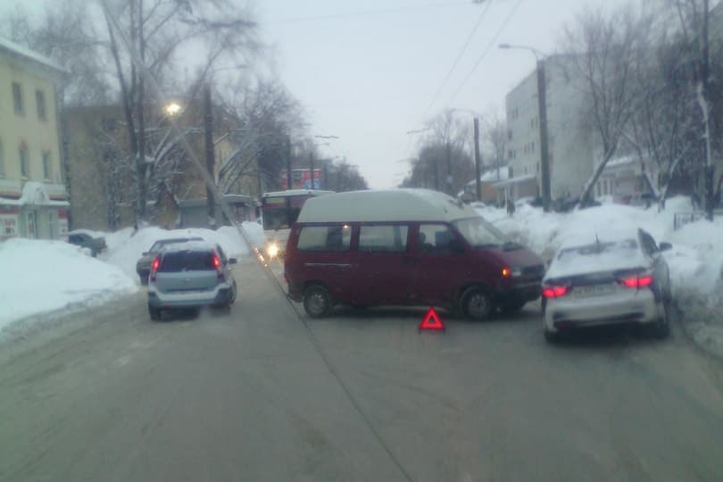 Скоро будет пробка. На Попова столкнулись микроавтобус и легковушка