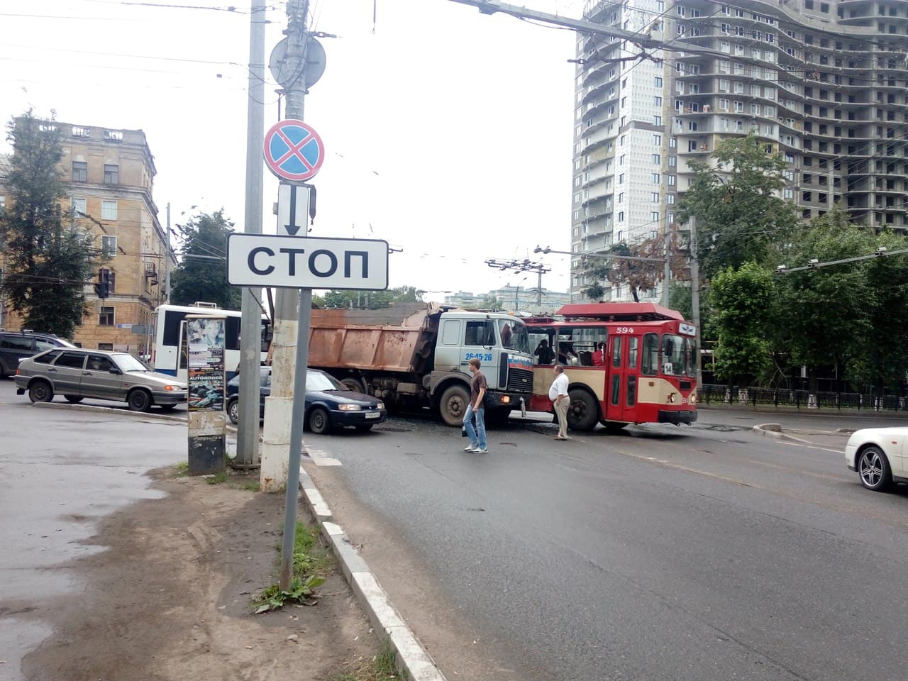 Неуправляемый МАЗ протаранил троллейбус в центре Кирова
