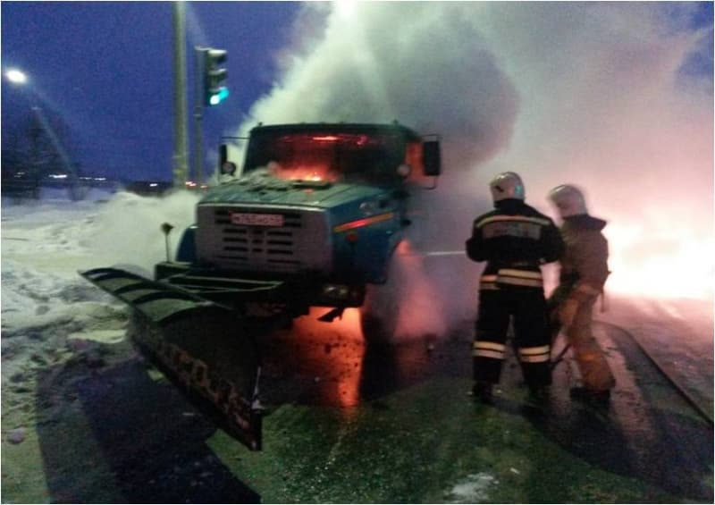 Сгорел на работе: в Чепецке вспыхнул снегоуборочный ЗИЛ
