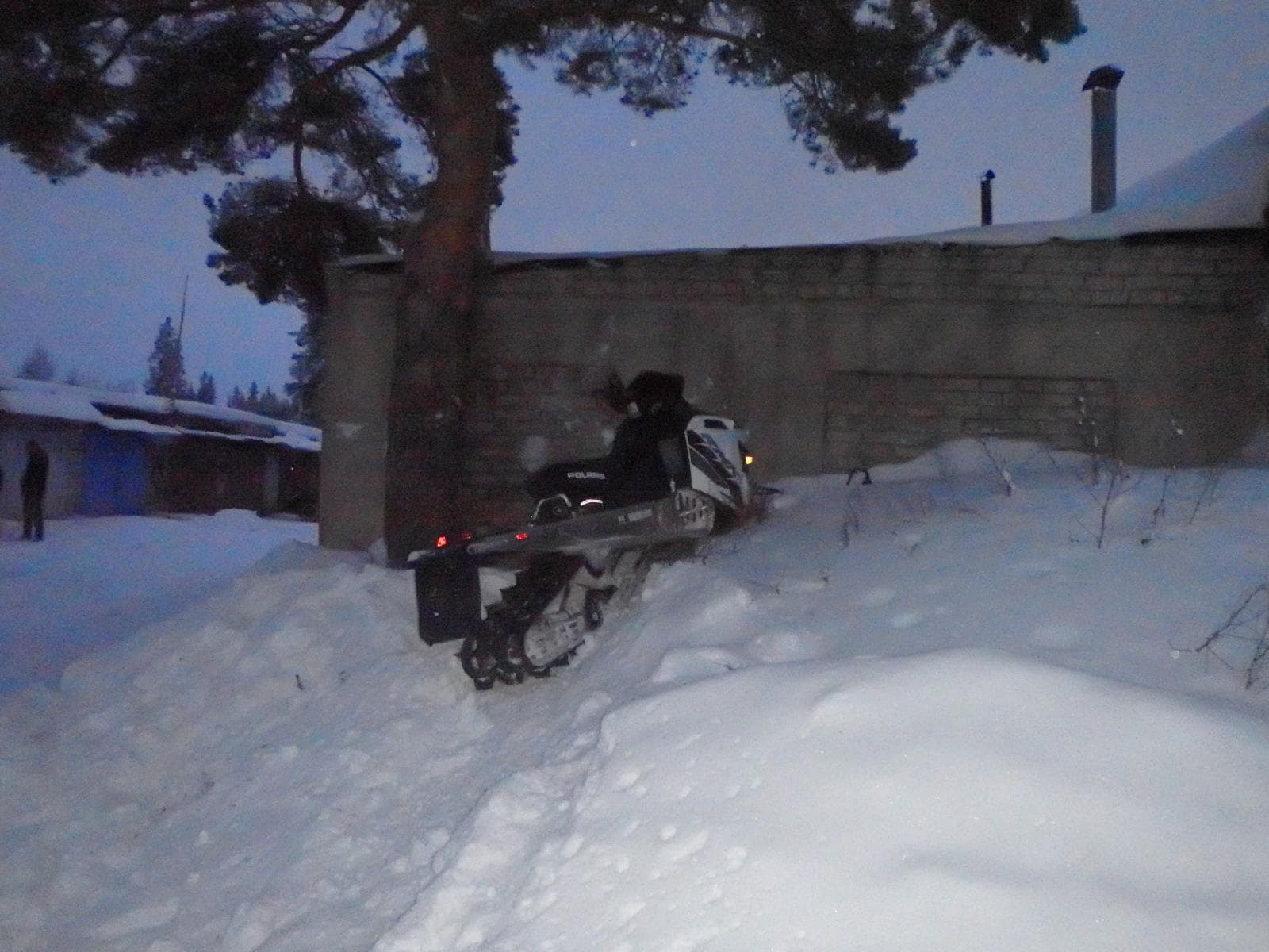 Женщина на снегоходе врезалась в сугроб и умерла