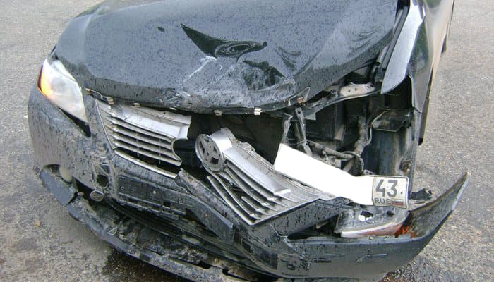 Занесло на встречную полосу - авария на Октябрьском проспекте