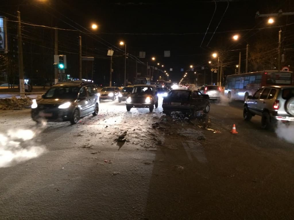 У Дома Печати столкнулись два ВАЗа