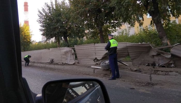 По Кирову катаются автомобильные колеса, а “Мерседесы” залетают в открытые люки