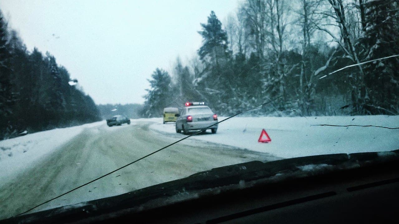 В Оричесвском районе ВАЗ вынесло на «встречку» под микроавтобус