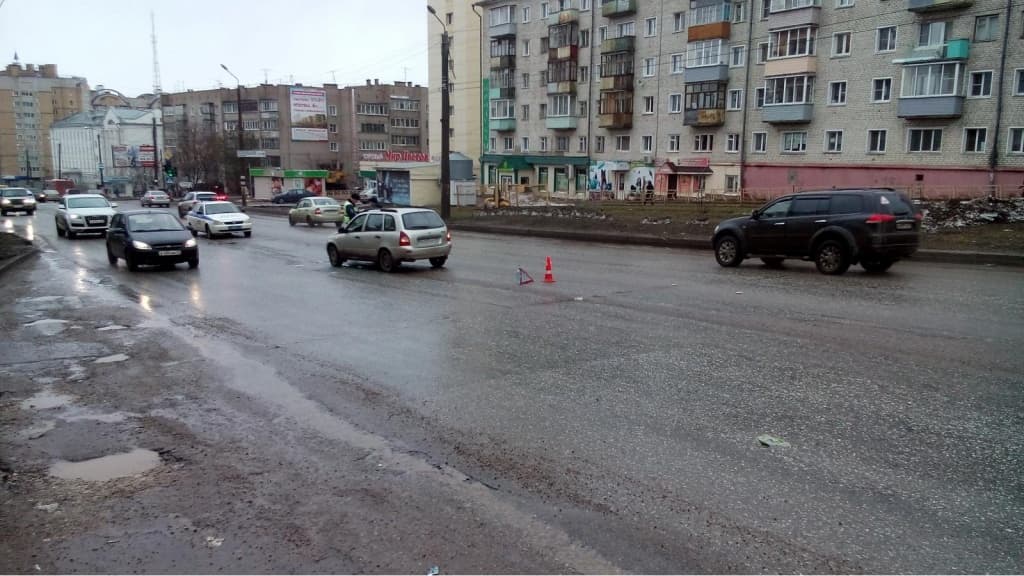 Один не успел - Lada сбила на Ленина парня