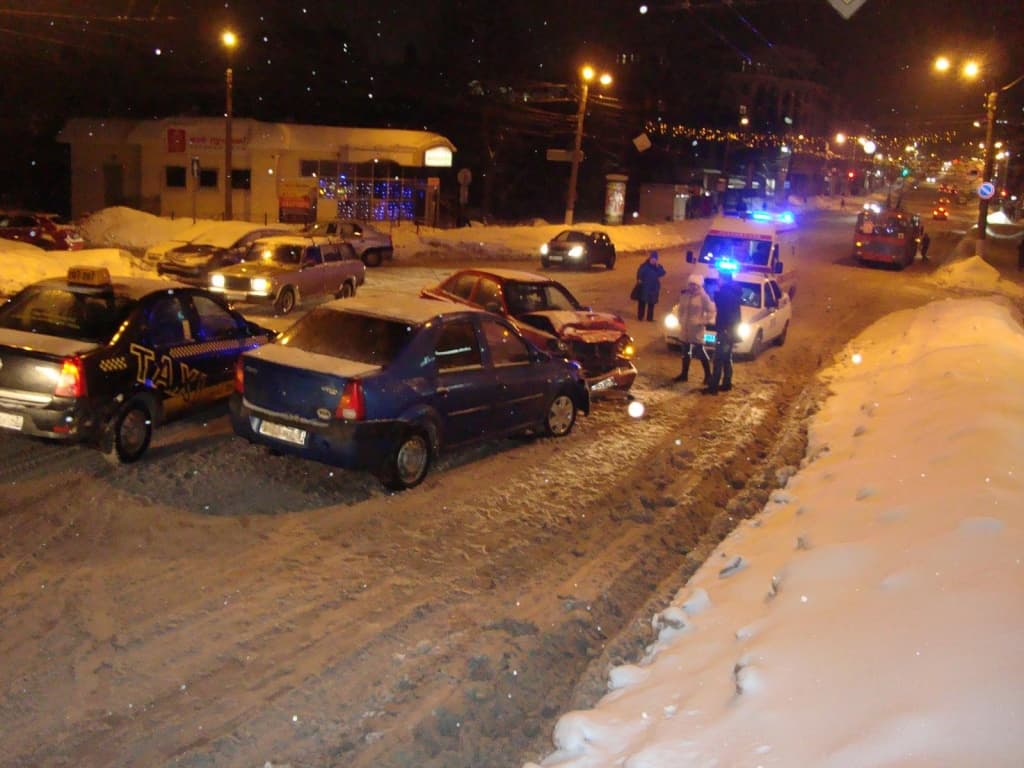 Объезжая колодец водитель Hyundai врезался во встречный автомобиль