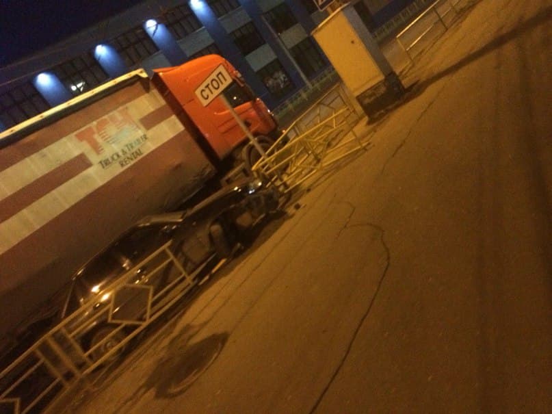 На площади Лепсе фура вытолкнула машину за ограждение