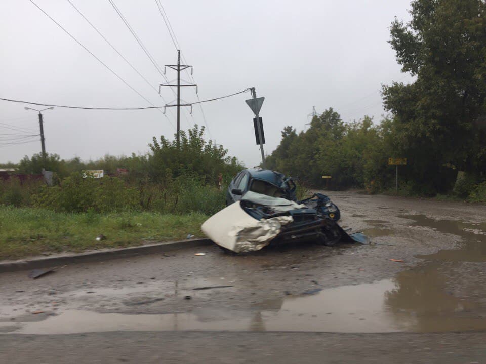 На Луганской ВАЗ заскочил под «Камаз»