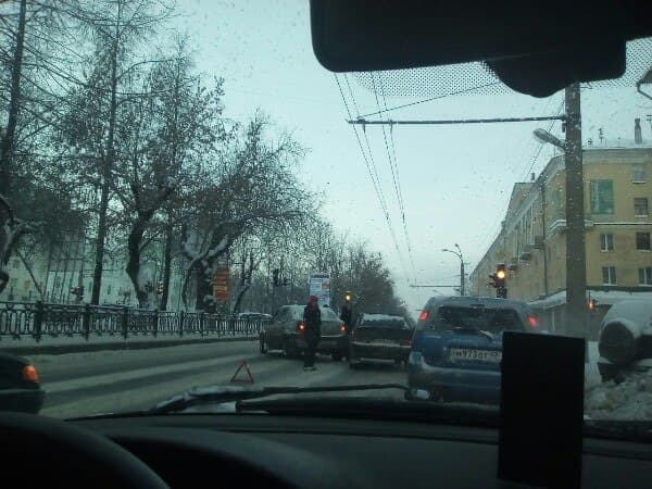 Небольшое ДТП блокировало движение по Октябрьскому проспекту