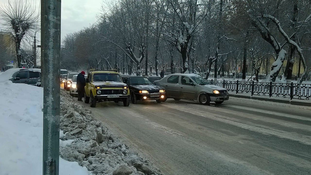 Небольшое ДТП блокировало движение по Октябрьскому проспекту