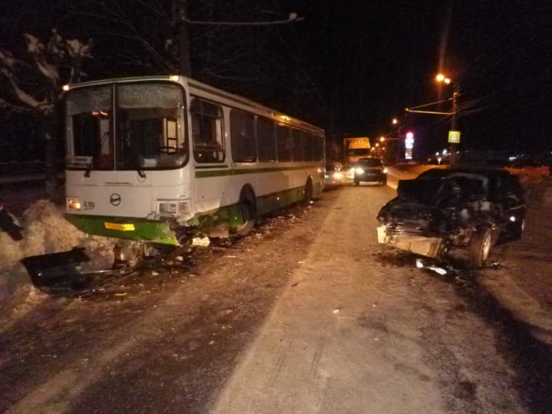 В столкновении с автобусом у «Простора» погиб водитель Volkswagen Polo