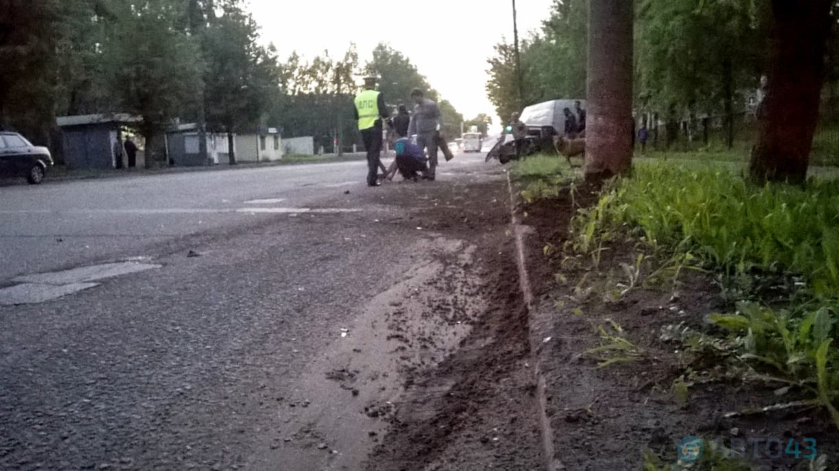 На Попова два автомобиля врезались в столб