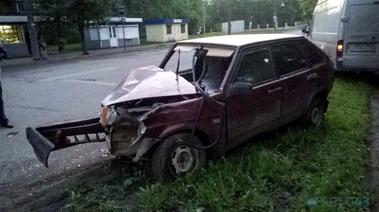 На Попова два автомобиля врезались в столб