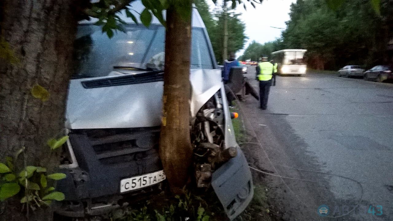 На Попова два автомобиля врезались в столб