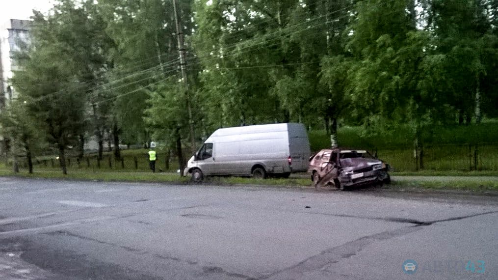 На Попова два автомобиля врезались в столб