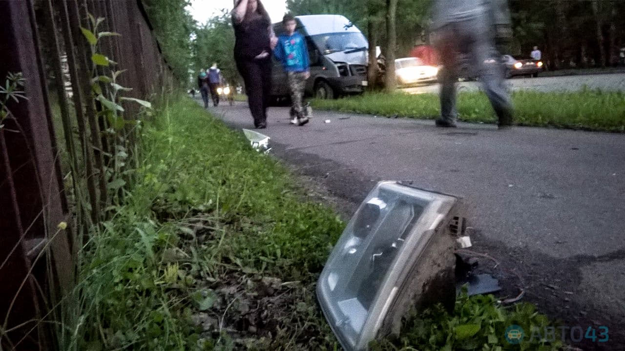 На Попова два автомобиля врезались в столб