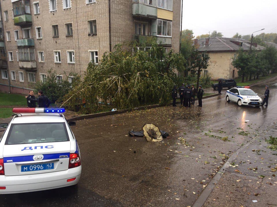 В Кирове «Урал» уходя от столкновения задавил женщину и врезался в дом