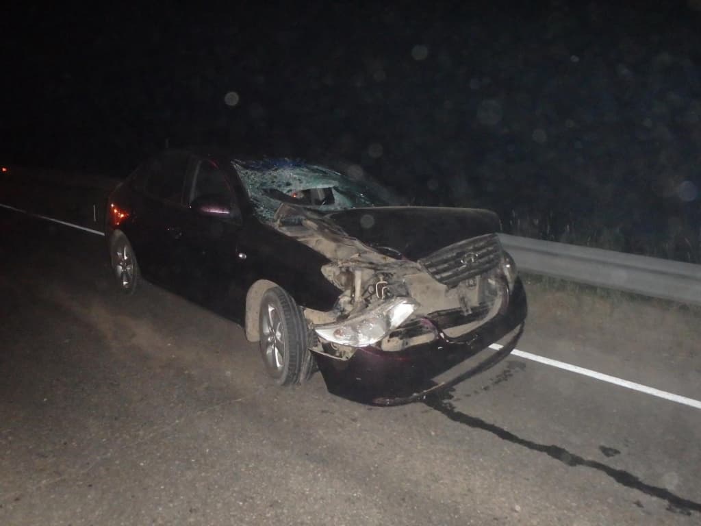 Мужчина на Hyundai сбил пешехода и врезался в ограждение