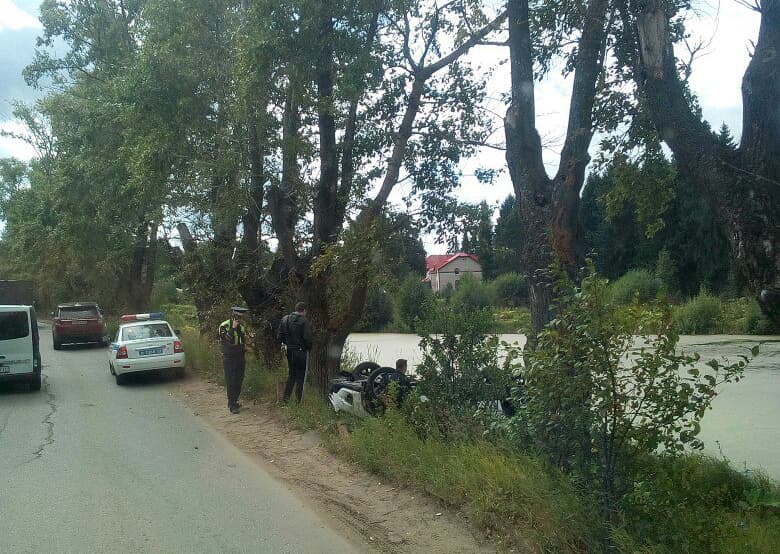 Mazda CX-5 перевернулась и едва не скатилась в воду в Чистых прудах