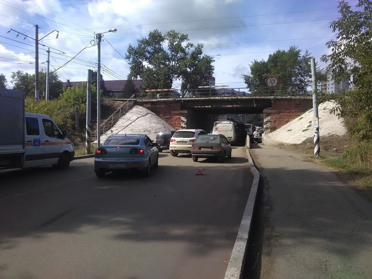 На Мельничной затор из-за небольшого ДТП перед мостами