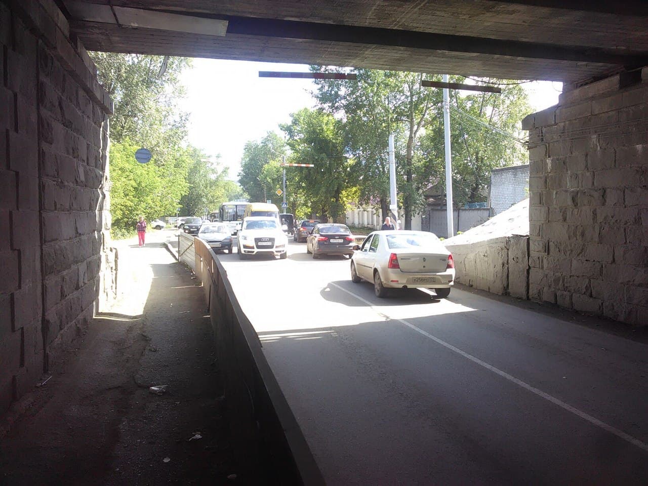 На Мельничной затор из-за небольшого ДТП перед мостами