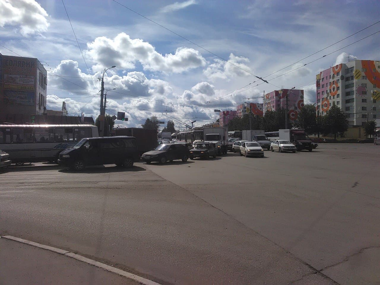 На Мельничной затор из-за небольшого ДТП перед мостами