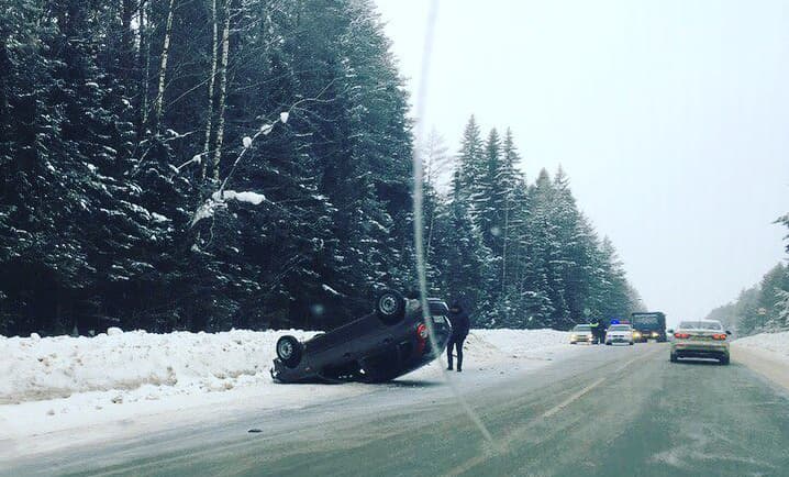 Возле Кирово-Чепецка уходя от аварии перевернулась машина