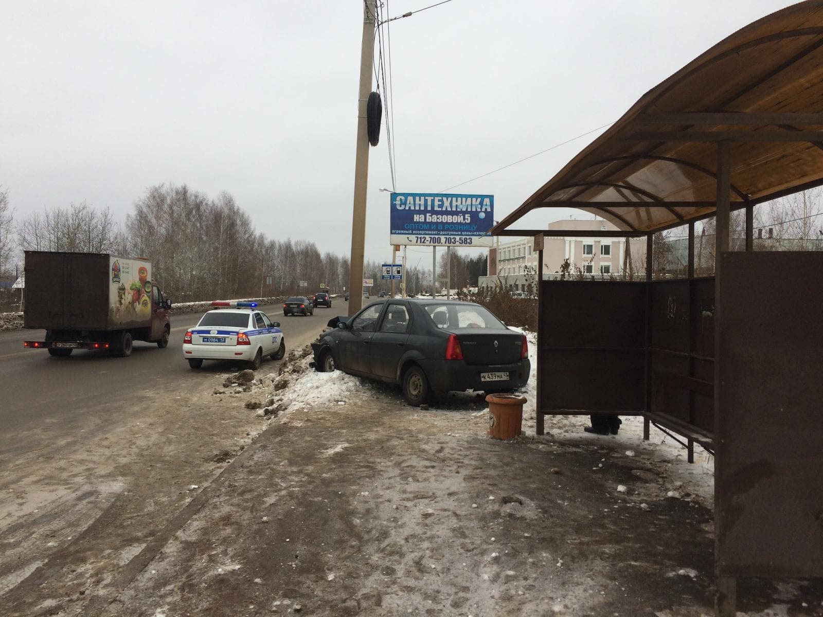 В Кирове на Щорса водитель на Logan едва не снес остановку