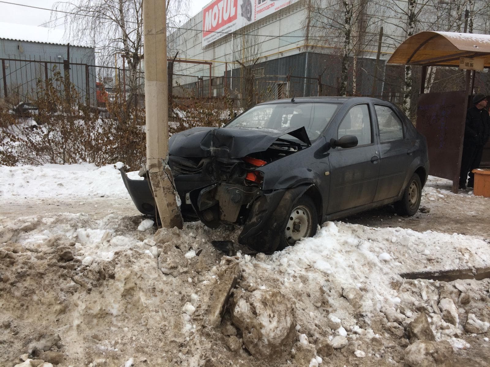 В Кирове на Щорса водитель на Logan едва не снес остановку