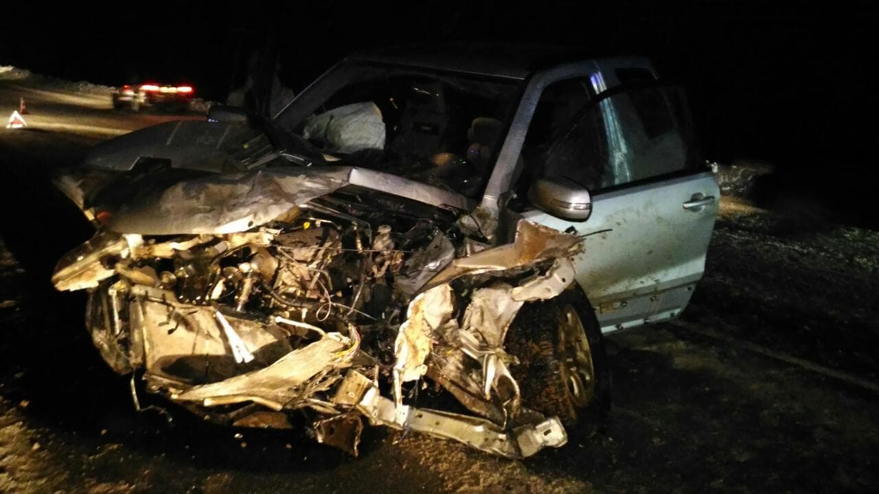 Под Юрьей машина с ребенком не смогла увернуться от встречного внедорожника