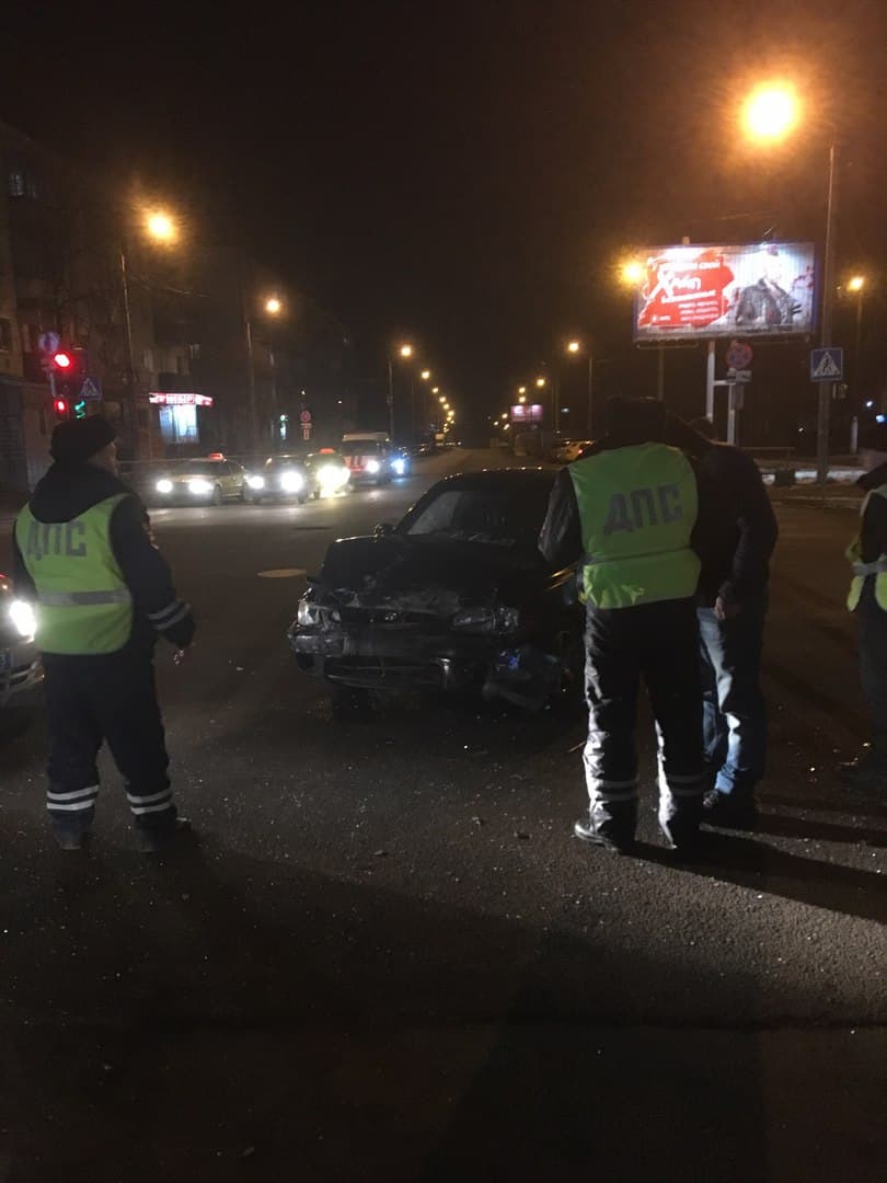 Пьяный водитель Hyundai травмировал в ДТП двух пассажиров такси