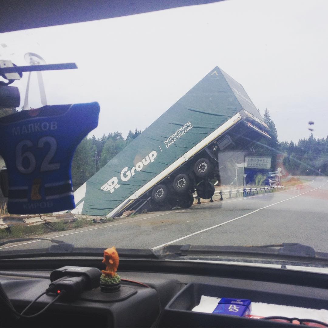 На трассе  в Кировской области фура свалилась в реку