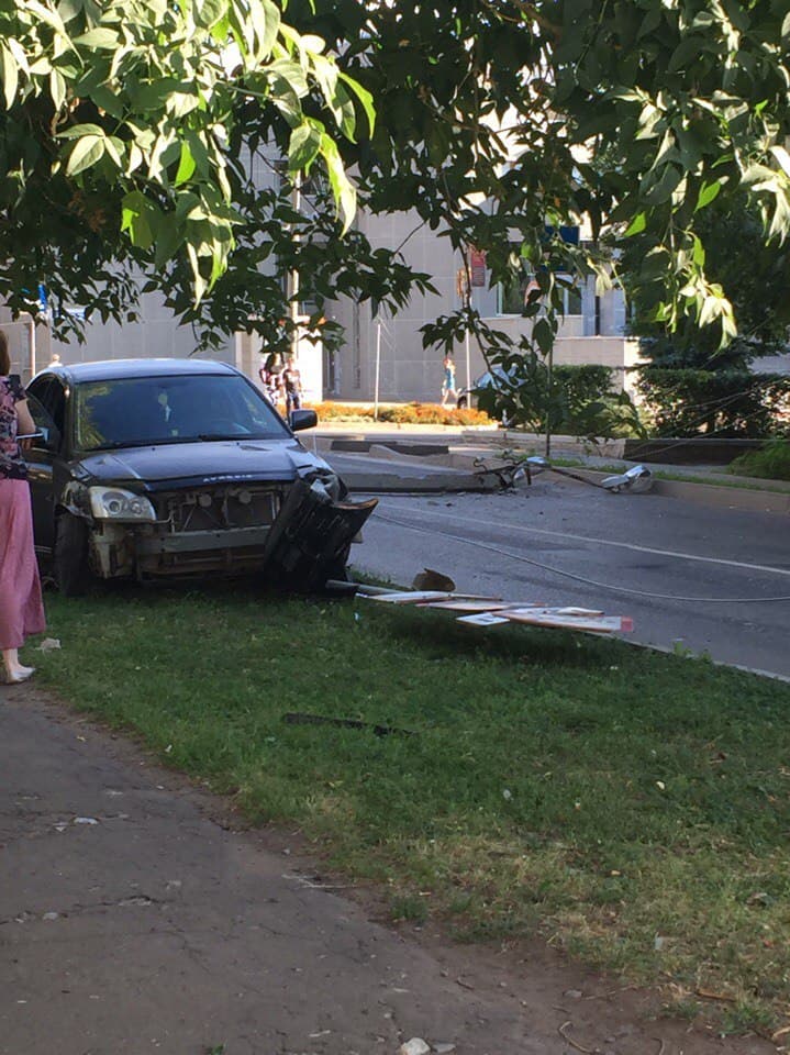 Toyota снесла опору освещения на Розы Люксембург