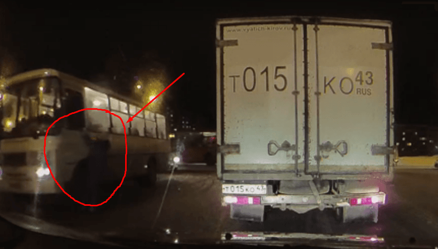 Мужчина на ходу пытался открыть дверь ПАЗа