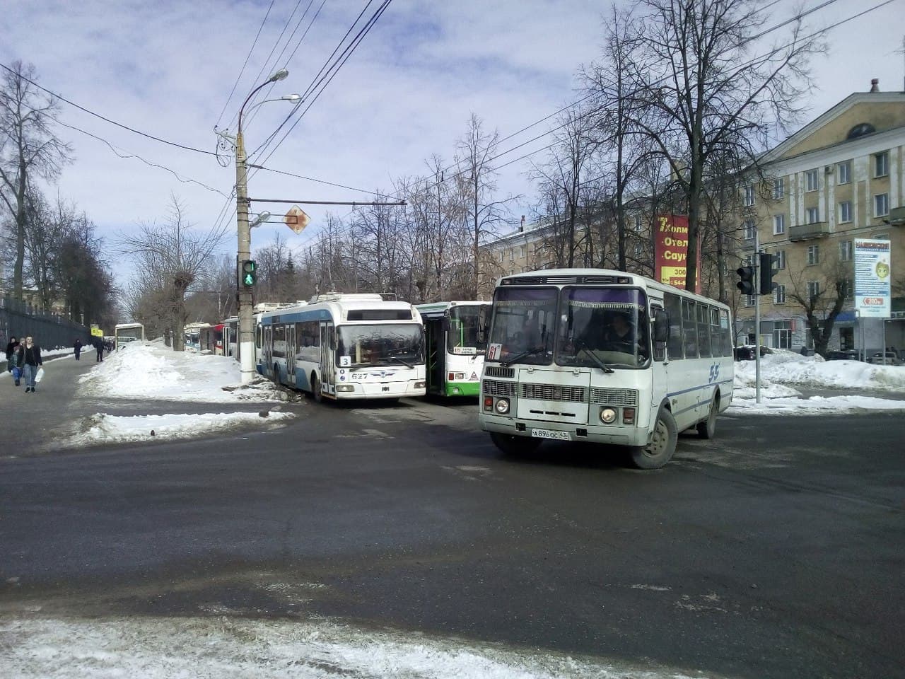 Столкнувшиеся троллейбус и Toyota блокировали Октябрьский проспект